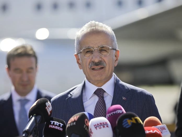 Hürmüz Boğazı’nda kaç gemi bekliyor? Bakan Uraloğlu açıkladı