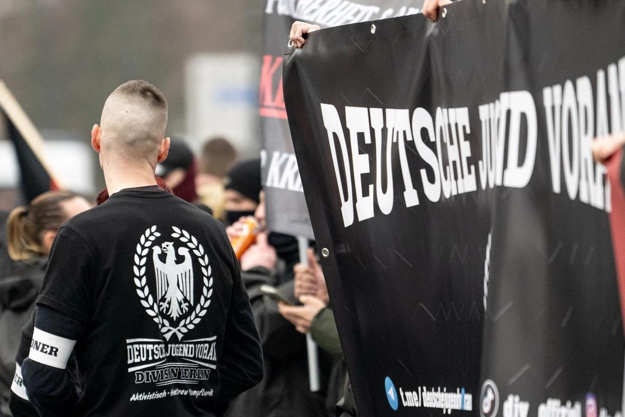 Almanya'da Neonazi operasyonu!