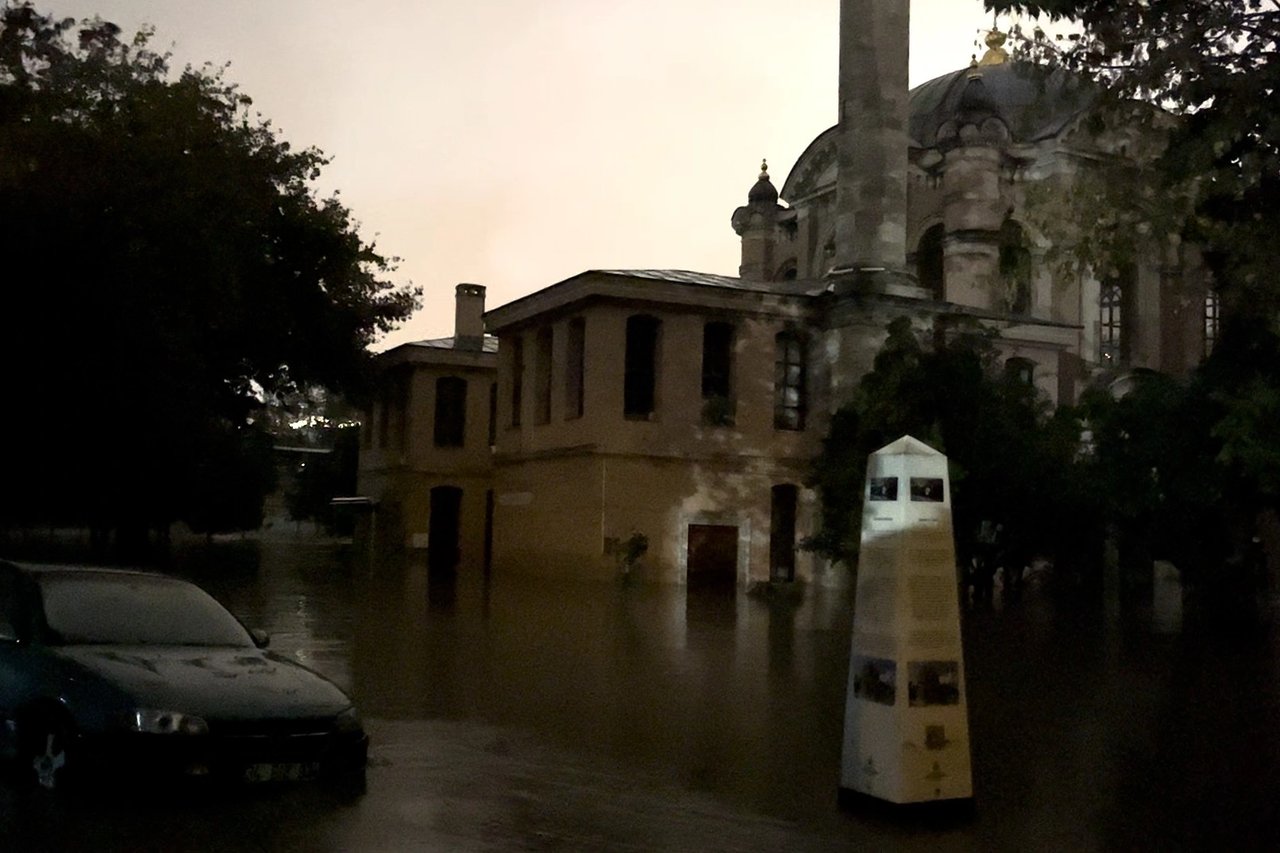 Kağıthane Aziziye Camii sular altında kaldı