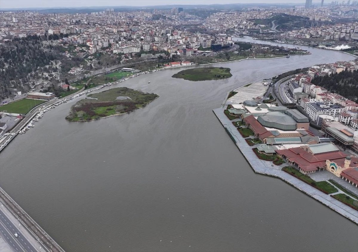 İstanbul'da sağanak yağış sonrası Haliç'in rengi kahverengiye büründü