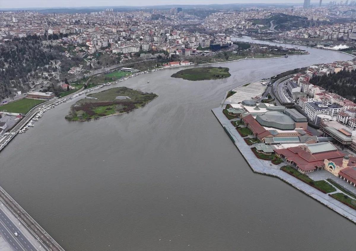 İstanbul'da sağanak yağış sonrası Haliç'in rengi kahverengiye büründü