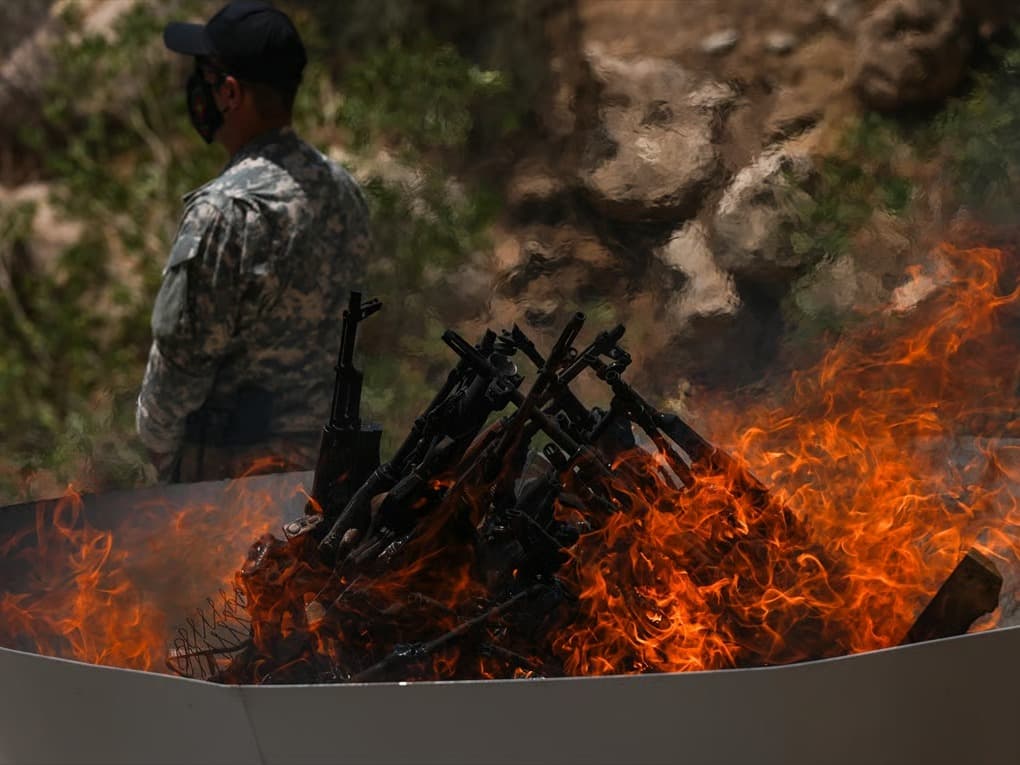 PKK silahlarını imha etti