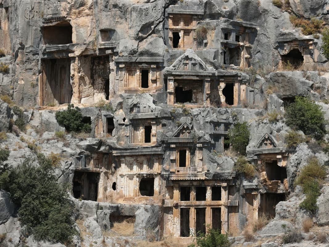 Myra Tiyatrosu orijinal taşlarıyla ayaklanıyor