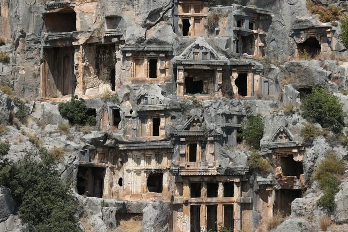 Likya'nın en büyük antik tiyatrosu orijinal taşlarıyla yeniden ayağa kalkıyor