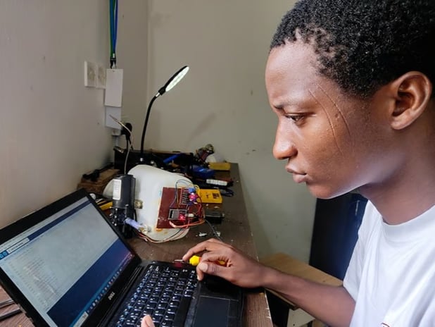 Nijeryalı genç zirai hastalıkları tespit edebilen İHA geliştirdi