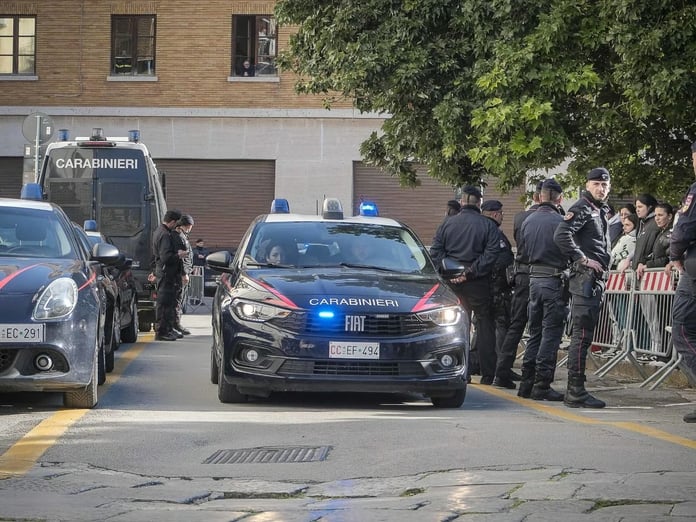 İtalya'da silahlı çete zırhlı nakil aracına saldırı düzenledi