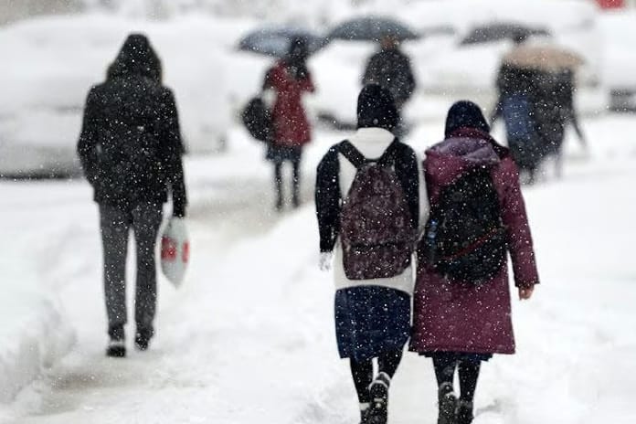 Kar ve buzlanma eğitimi vurdu: Hangi illerde okullar tatil?