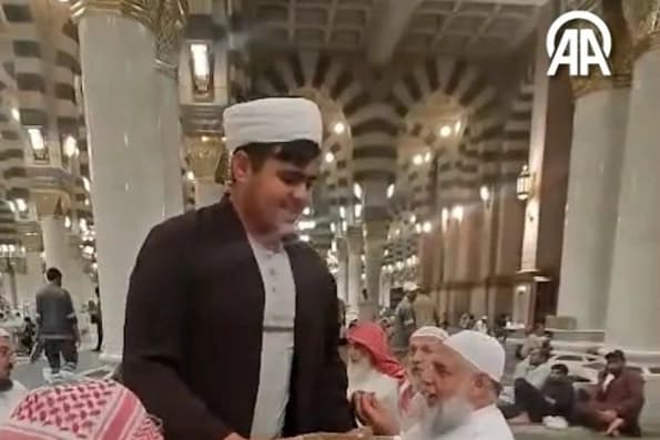 Otostopla Kabe'ye ulaştı