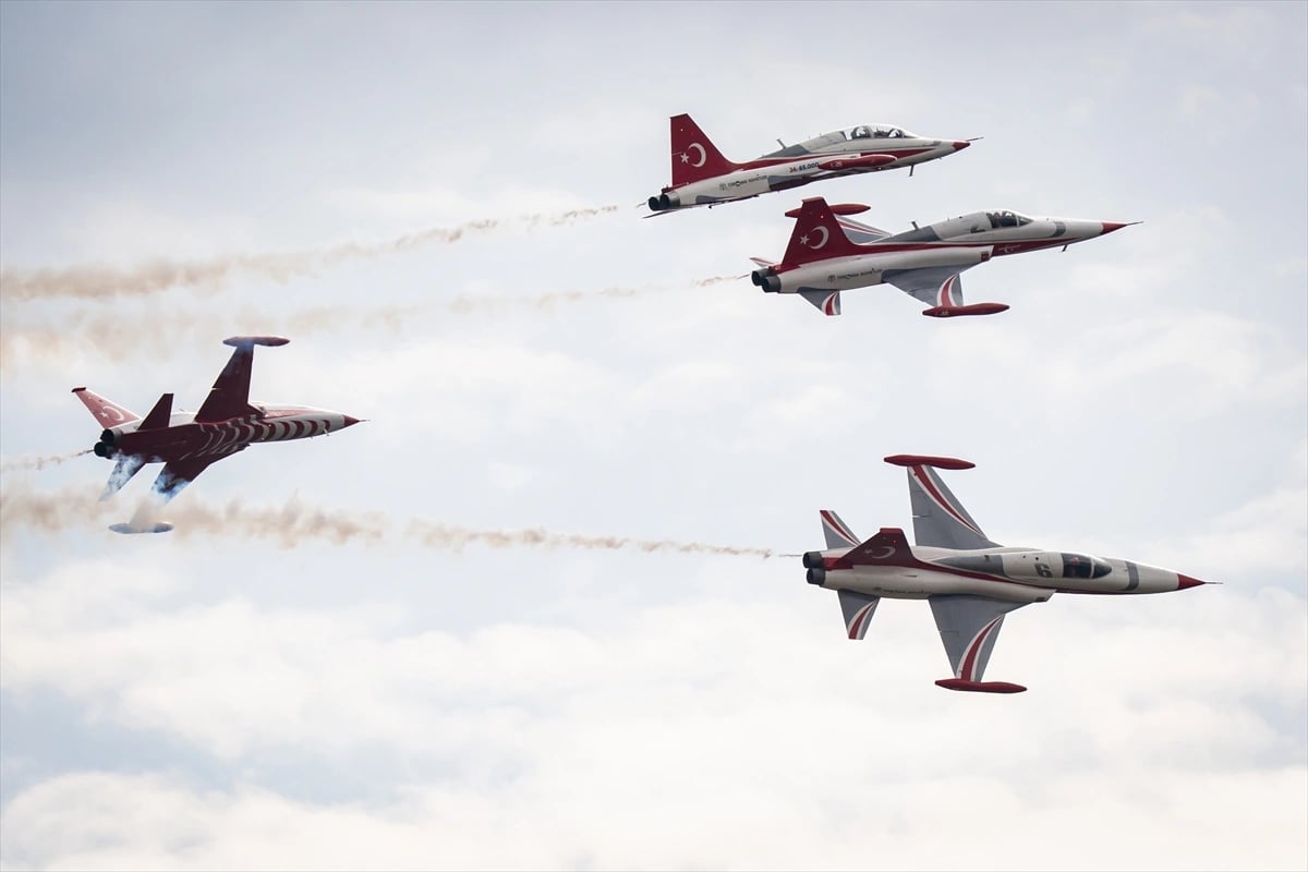 Türk Yıldızları Ankara semalarında parladı