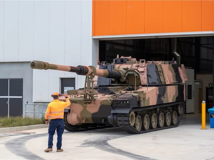 Hanwha Avustralya’da üretilen ilk AS9 Huntsman obüslerini teslim etti