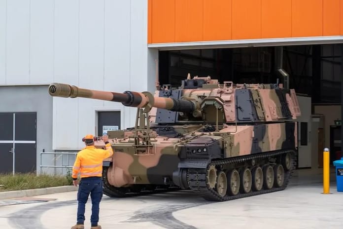 Hanwha Avustralya’da üretilen ilk AS9 Huntsman obüslerini teslim etti