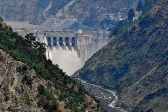 Hindistan Pakistan'a Baglihar Barajı'ndan su akışını durdurdu