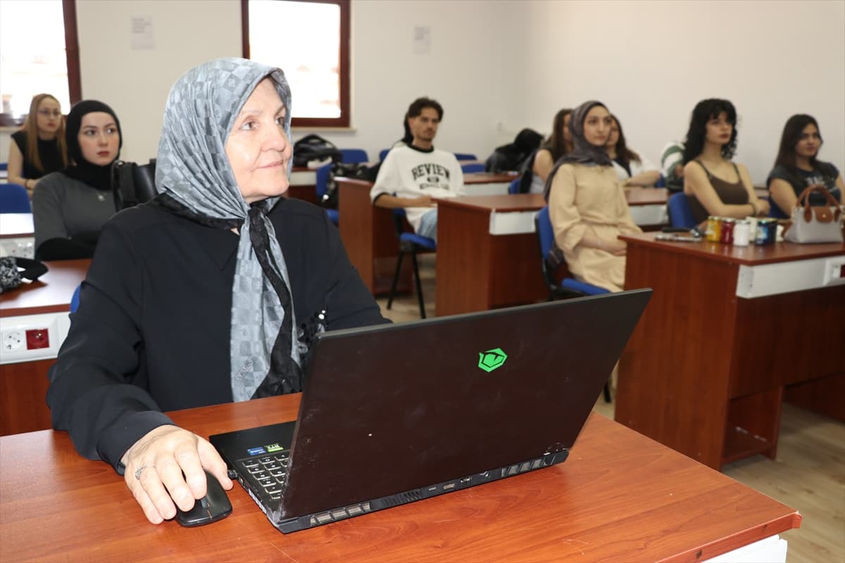 Sınıf arkadaşlarının "Selma teyzesi" meslek yüksekokulunu bitirdi