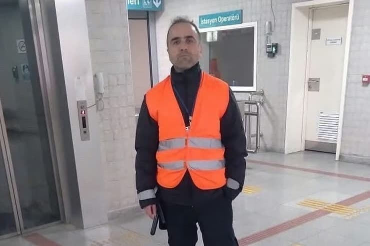 Metroda sigara içen şahıs kendisini uyaran güvenlik görevlisini öldürdü