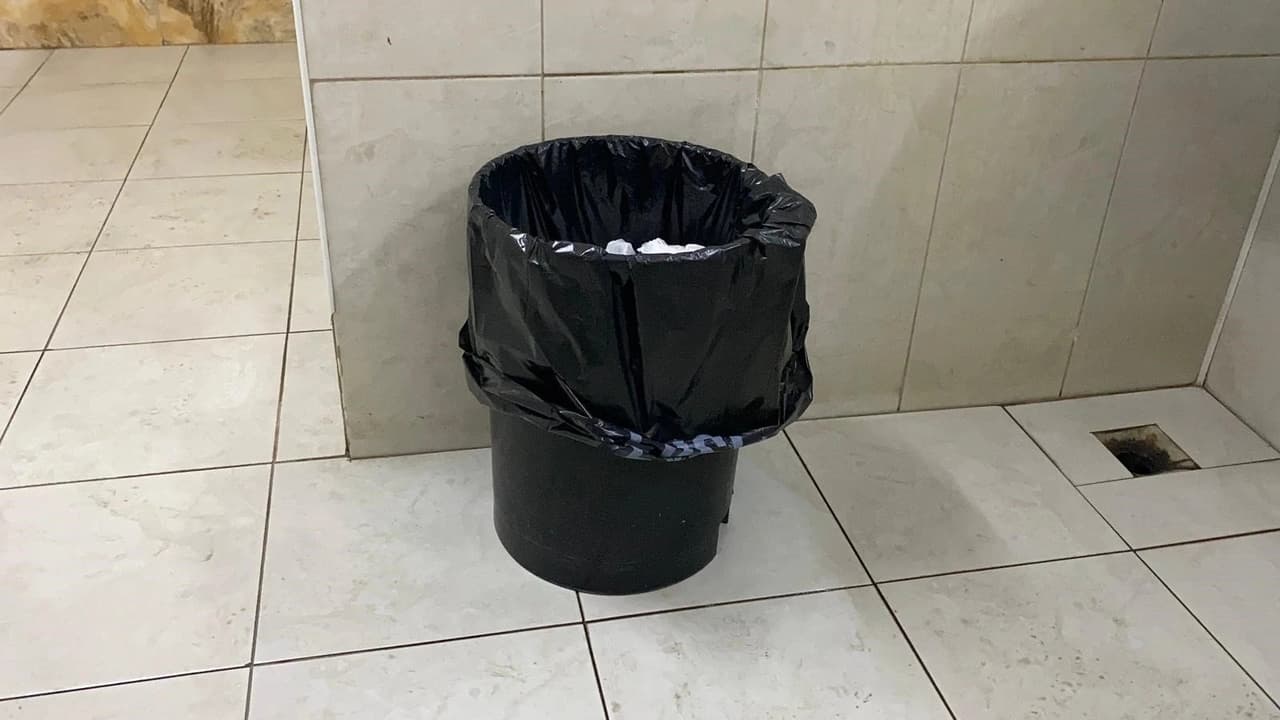 Hastane tuvaletinde doğum yaptıktan sonra bebeği çöp kutusuna attı
