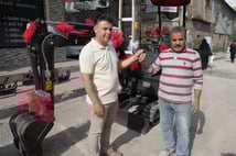 Suriyeli çalışanına iş makinesi hediye etti