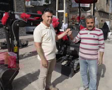 Suriyeli çalışanına iş makinesi hediye etti