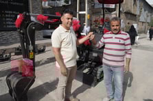 Suriyeli çalışanına iş makinesi hediye etti