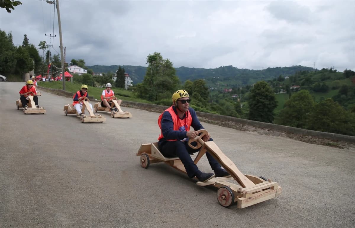 Rize tahta arabaların kıyasıya yarışına sahne oldu