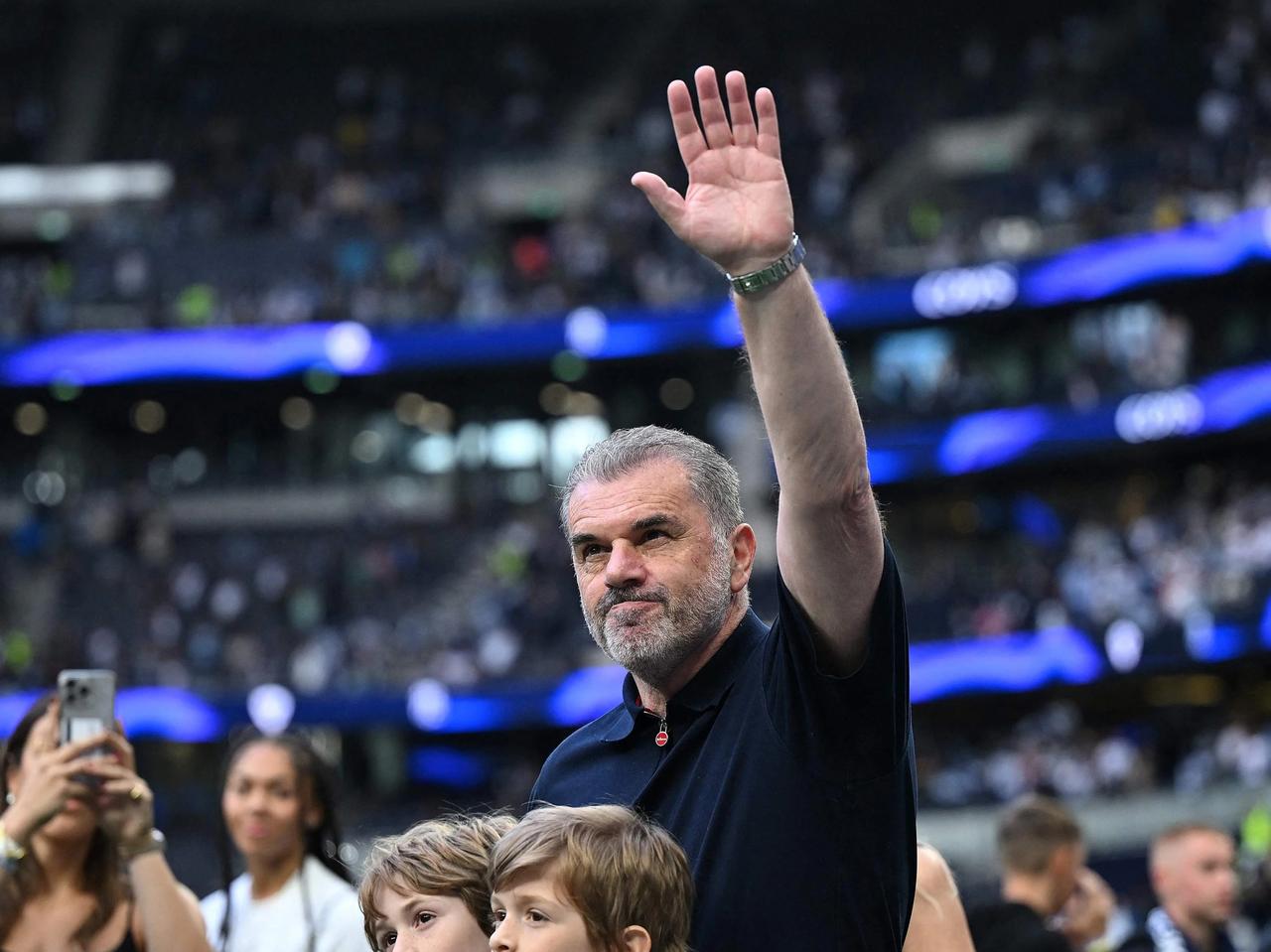 17 yıllık kupa hasretine son veren Postecoglou gönderildi