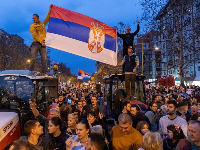 Sırbistan karıştı: Erken seçim isteyenler ile polis çatıştı