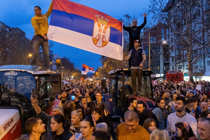 Sırbistan karıştı: Erken seçim isteyenler ile polis çatıştı