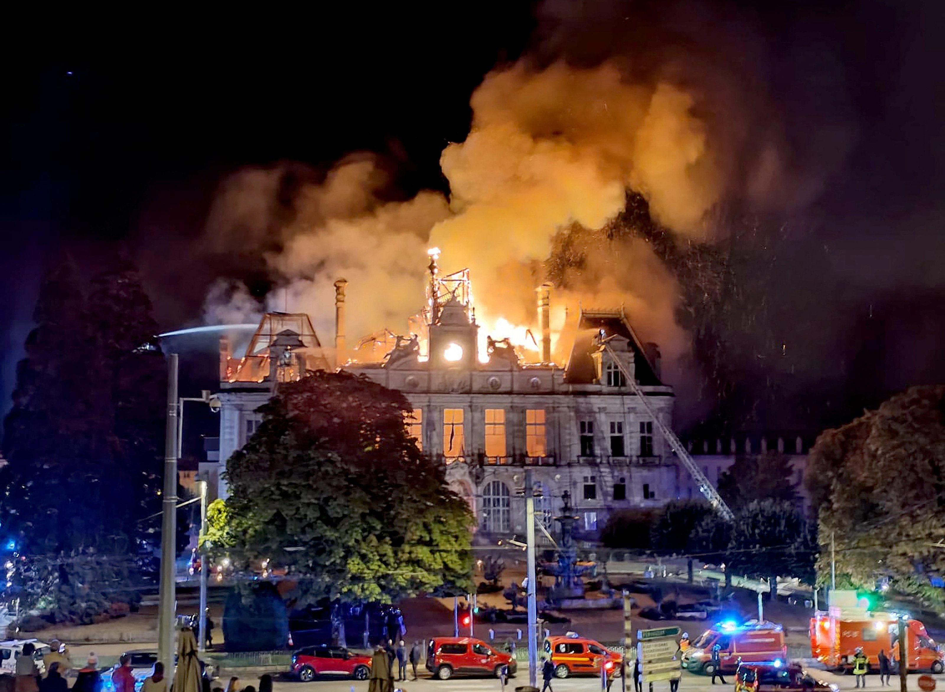 Fire destroys part of the City Hall in Limoges - AFP