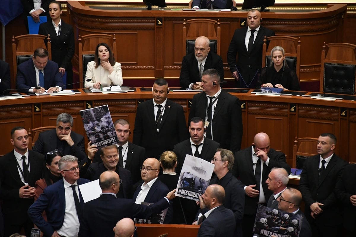 Arnavutluk Meclisinde ülkedeki gösteriler nedeniyle gerginlik yaşandı