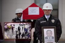 Muayene istasyonunda polis memuruna maganda dehşeti! Kan donduran görüntüler ortaya çıktı