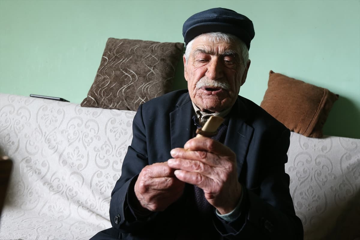 Karslı Nazim dede, meyini bu kez hastalar için çaldı