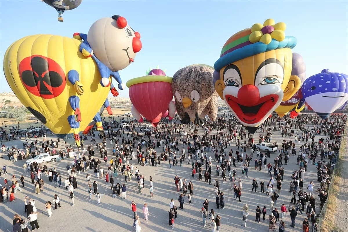 Balon festivali renkli anlara sahne oldu