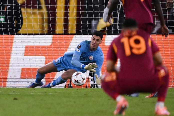 Üç kere geldiler, üç kere kurtardı: Avrupa onu konuşuyor