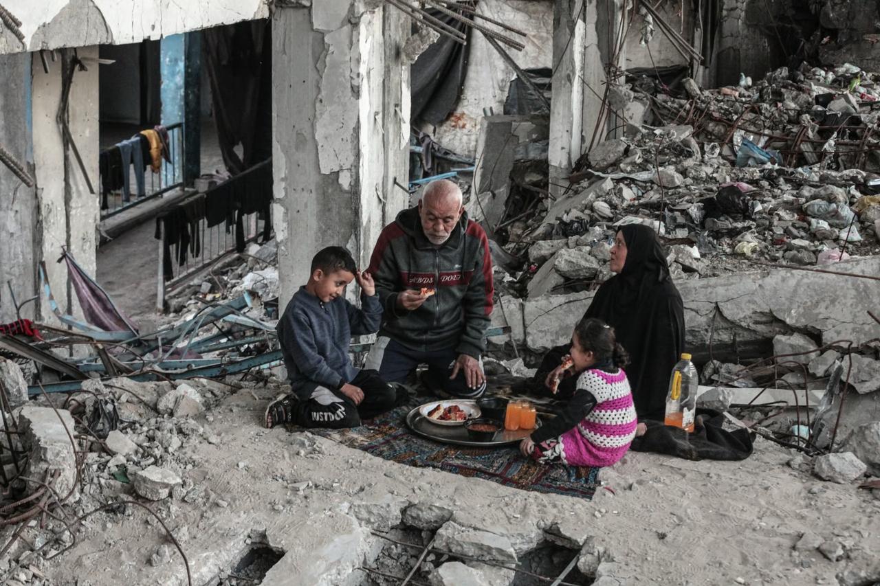 Abluka altındaki Gazze’de okul enkazının içinde iftar 
