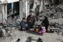 Abluka altındaki Gazze’de okul enkazının içinde iftar 
