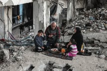 Abluka altındaki Gazze’de okul enkazının içinde iftar 
