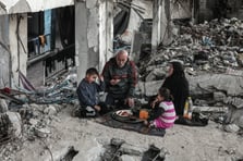 Abluka altındaki Gazze’de okul enkazının içinde iftar 
