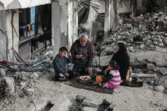 Enkazın içinde İftar Sofrası