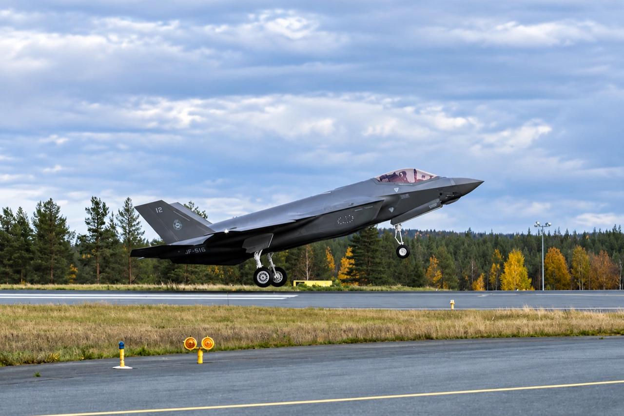 Finlandiya, ilk iki F-35A savaş uçağını teslim aldı