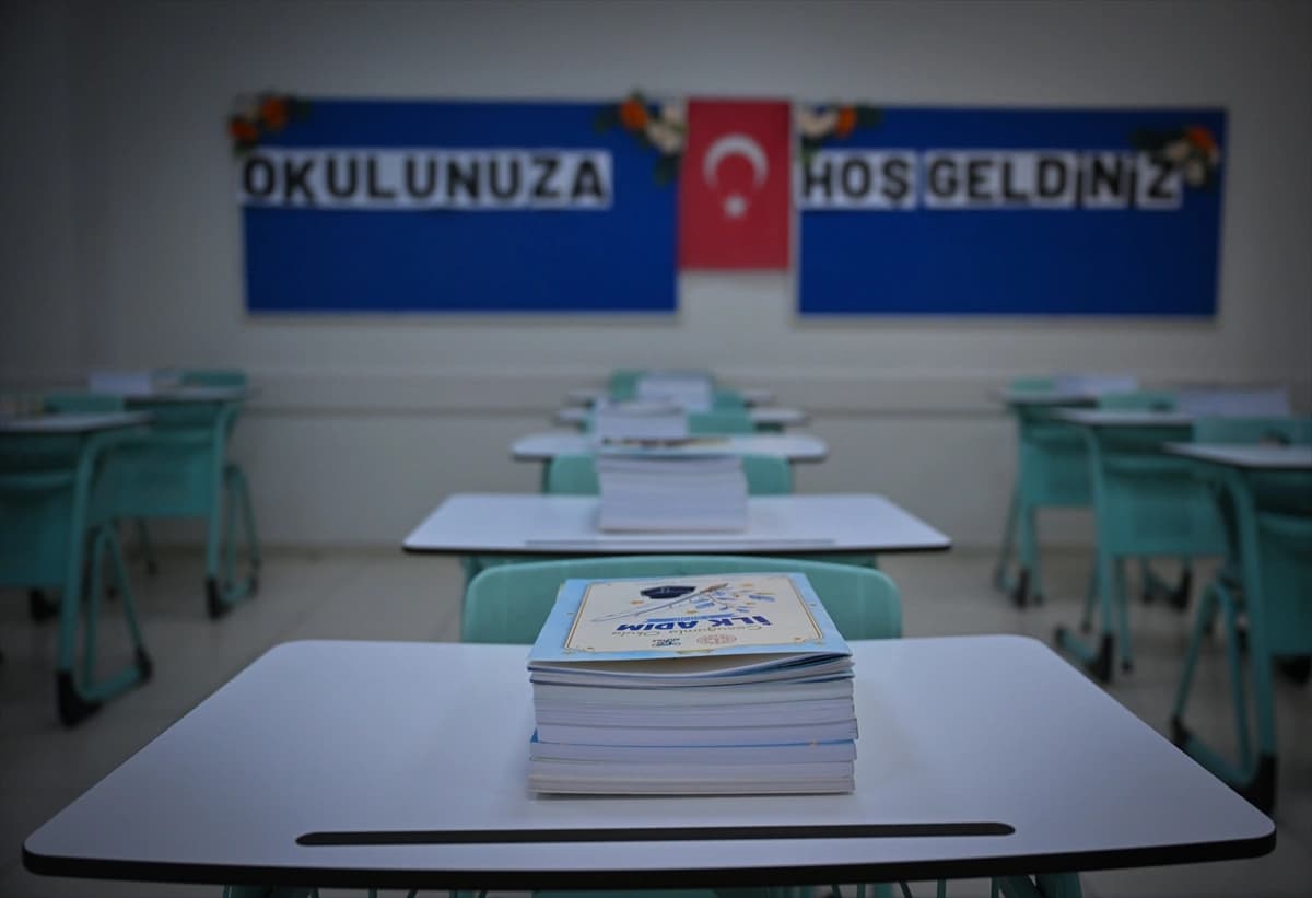 Okulların açılmasına günler kala MEB'den açıklama: Kitaplar sıralarda yerini aldı