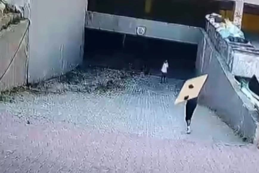 Yangından önce otoparka kartonlarla girdiler