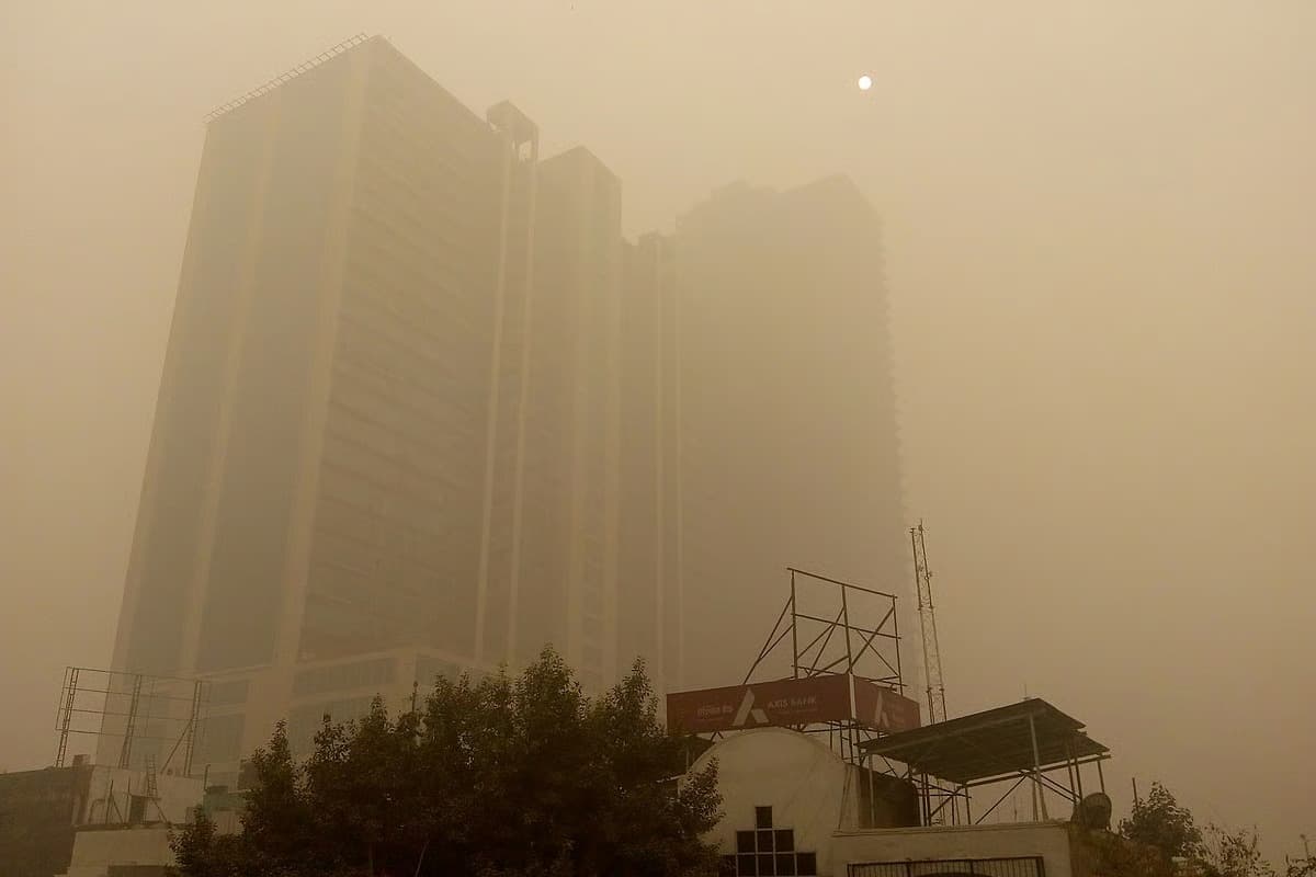Hindistan’ın başkenti Delhi’de hava kirliliği hayatı durdurdu