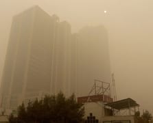 Hindistan’ın başkenti Delhi’de hava kirliliği hayatı durdurdu