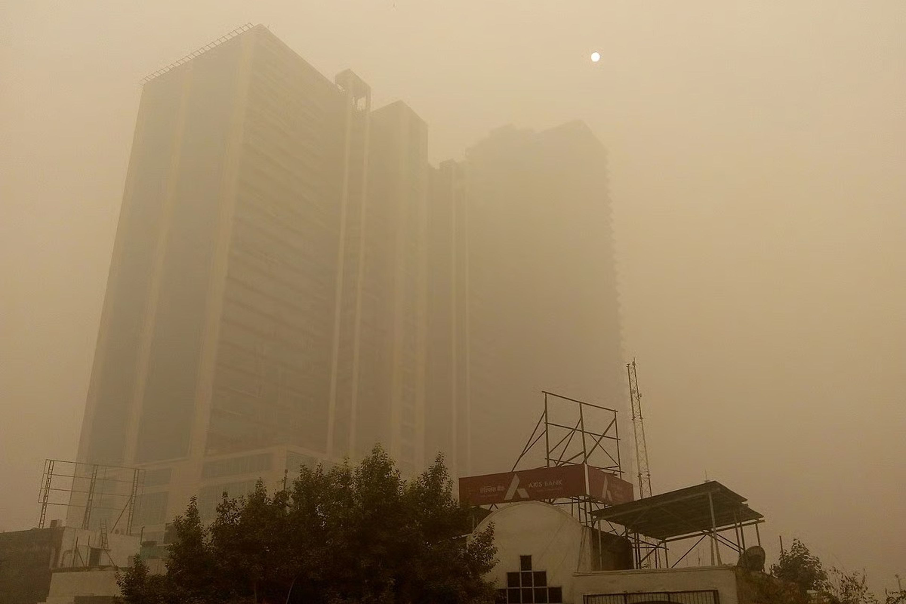 Hindistan’ın başkenti Delhi’de hava kirliliği hayatı durdurdu