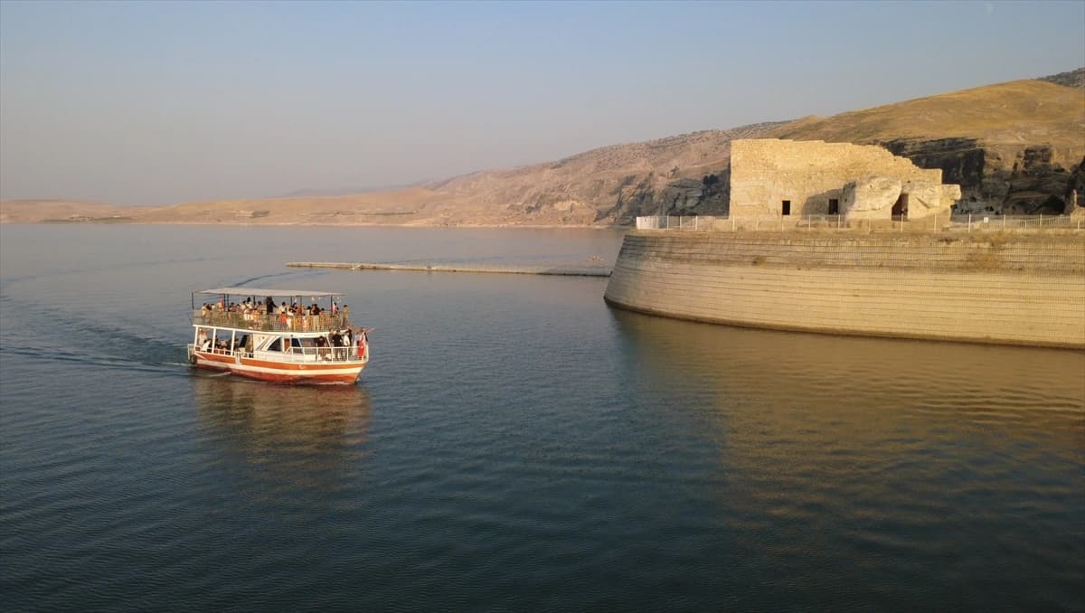 Ilısu Baraj Gölü ziyaretçilerine tarihi panorama sunuyor