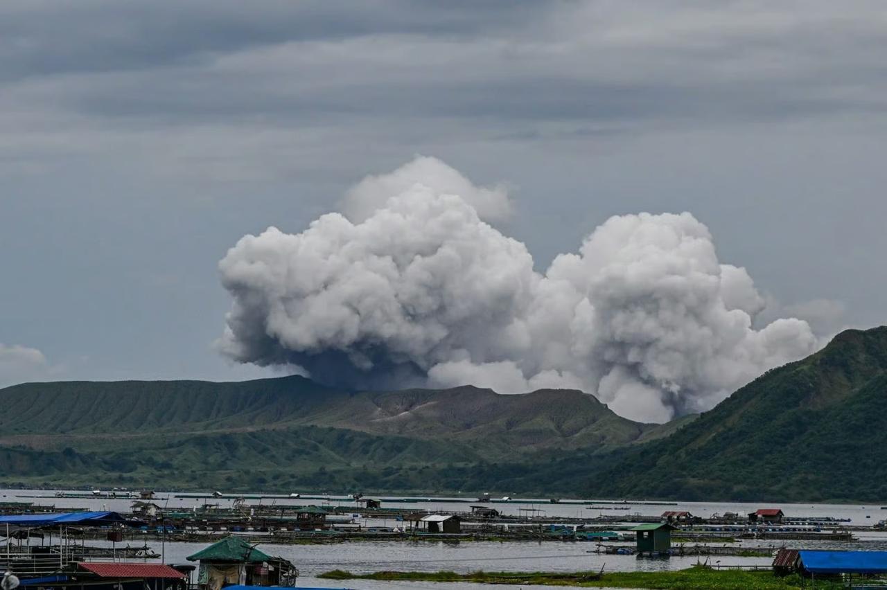 Filipinler'de Kanlaon Yanardağı patladı
