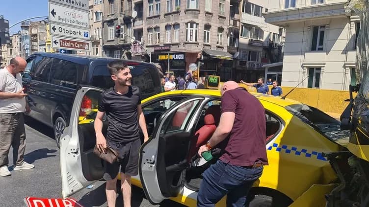 Beyoğlu Tarlabaşı'nda İETT otobüsü kazası: Çok sayıda araç hasar gördü, yaralılar var