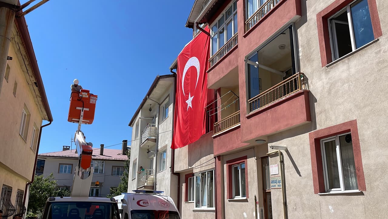 Şehitlerimizin baba evine Türk Bayrağı asıldı