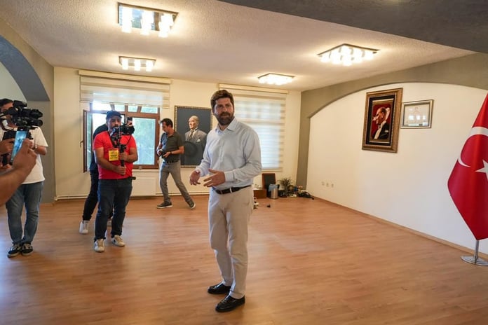 Tarsus Belediyesi'ne haciz şoku: Başkanın makam odası haczedildi 