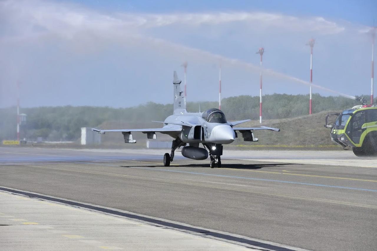 Macaristan Gripen C savaş uçaklarının ilk teslimatını aldı