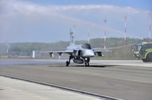 Macaristan Gripen C savaş uçaklarının ilk teslimatını aldı